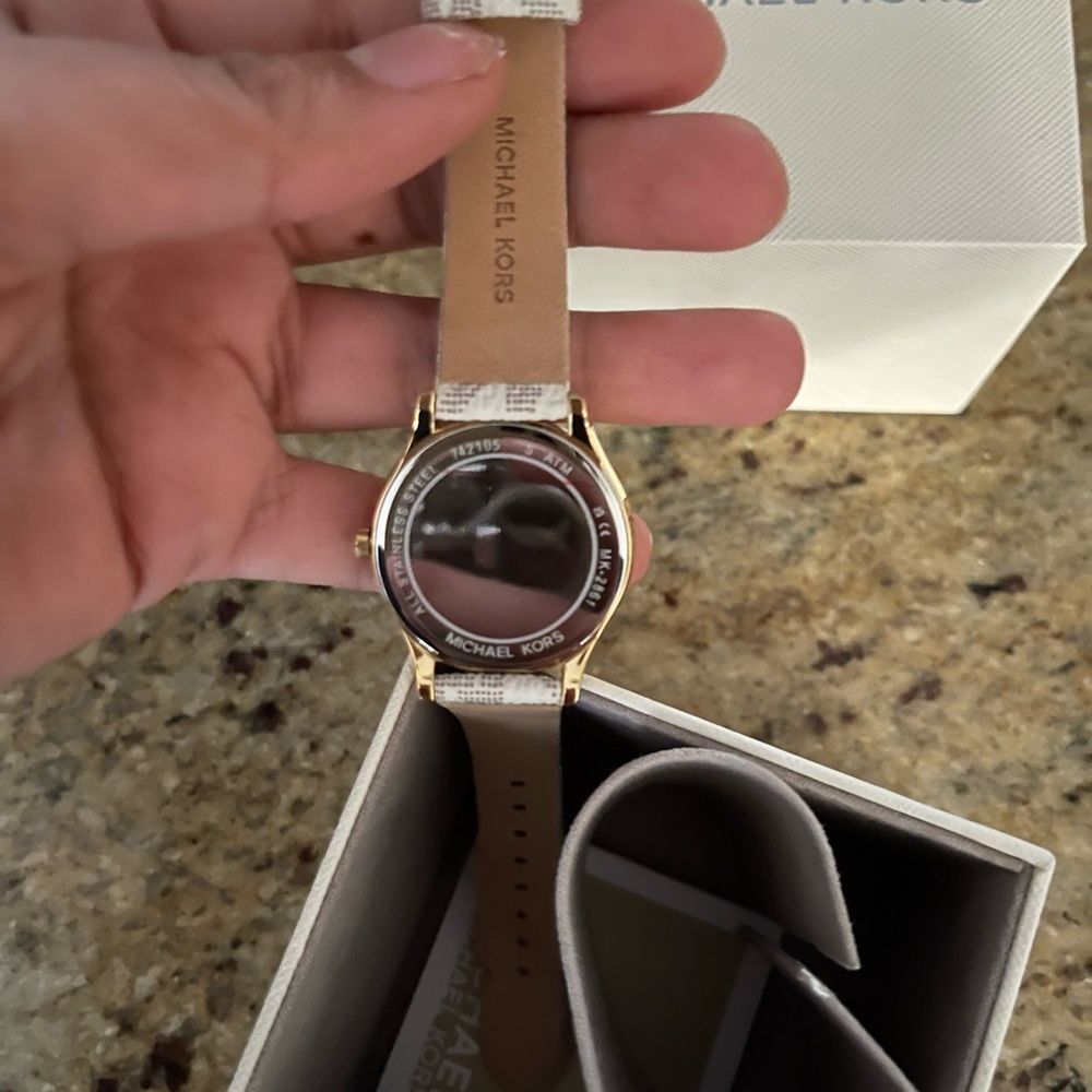 New 😍 Mk Women's Jaycie 3-Hand Quartz Leather Strap Watch, 33mm - Picture 7 of 7